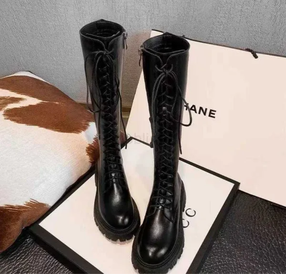 bottes hautes en cuir noir avec des lacets