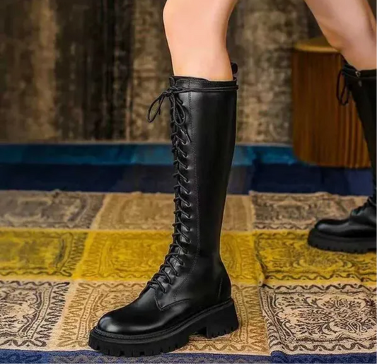 bottes hautes en cuir noir avec des lacets