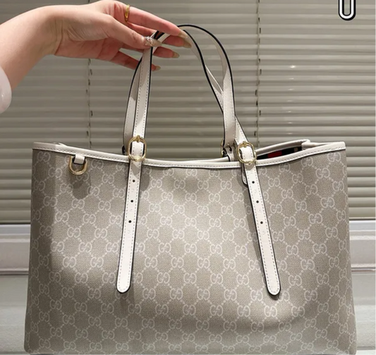 cabas Gucci GG Emblem maxi format