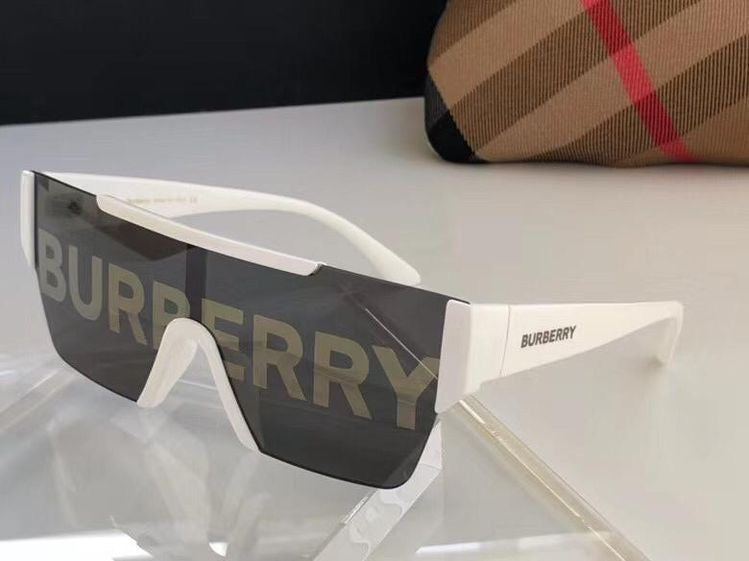 lunettes de soleil  modèle Burberry BE4291 en blanc avec des verres miroir.